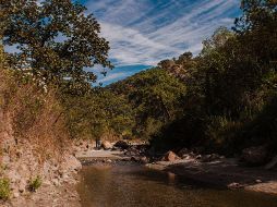 La familia recorría las inmediaciones del cuerpo de aguas termales cuando cayeron al río. CORTESÍA