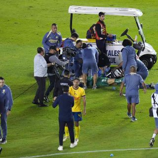 Malagón sale en camilla y con oxígeno del estadio; esto se sabe de su estado de salud