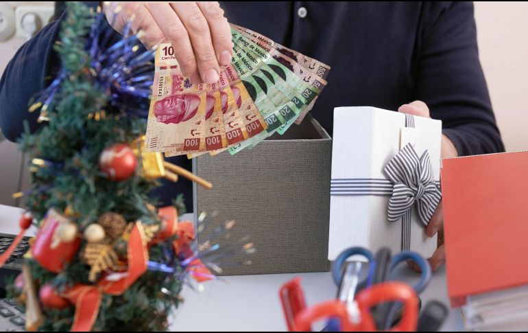 De acuerdo con la LFT, todas las empresas tienen una fecha límite para pagar el aguinaldo a todos los trabajadores. ESPECIAL