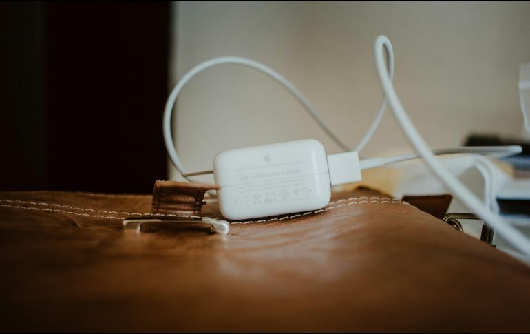 Adoptar prácticas como enrollar el cable correctamente, evitar exponerlo al calor, desconectarlo con cuidado marcan la diferencia . UNSPLASH / R. Aldama