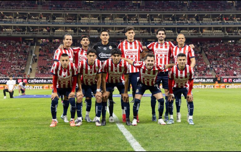 Una parte del plantel del equipo de Chivas se presentó en las instalaciones del Hospital Medyharthros, mientras que otro sector reportó en el club Verde Valle. IMAGO7