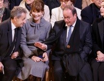 En la ceremonia participaron tanto celebridades como figuras públicas, quienes atestiguaron este momento magnífico y deslumbrante de la famosa catedral francesa. EFE/L. MARIN