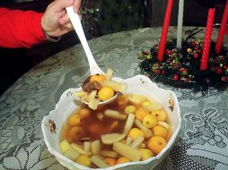 La receta varía según la región, pero suele incluir varias frutas y alcohol. NTX / ARCHIVO