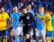 Jugadores del Cruz Azul reclaman a Adonaí Escobedo durante el partido de vuelta de las Semifinales del torneo Apertura 2024 de la Liga BBVA MX. IMAGO7