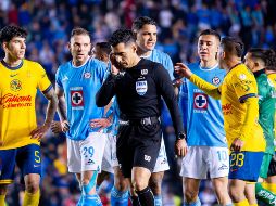 Jugadores del Cruz Azul reclaman a Adonaí Escobedo durante el partido de vuelta de las Semifinales del torneo Apertura 2024 de la Liga BBVA MX. IMAGO7