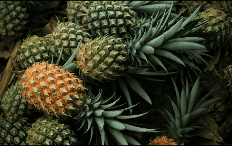 También puedes aprovechar la cáscara de piña preparándote en infusión con canela. Pixabay