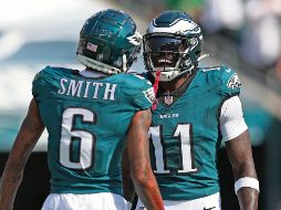 DeVonta Smith (#6) y A.J. Brown no han tenido esta campaña el impacto de temporadas anteriores. AFP/H. Barry