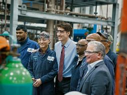 El primer ministro canadiense  enfrenta un complejo escenario económico de cara al arranque del mandato de Donald Trump. En la foto, acompañado por trabajadores canadienses. EL UNIVERSAL