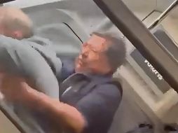 Usuarios del vuelo grabaron el momento en el que Mario “N” (con sudadera en color gris) fue sometido por parte de los pasajeros y la tripulación. EL UNIVERSAL