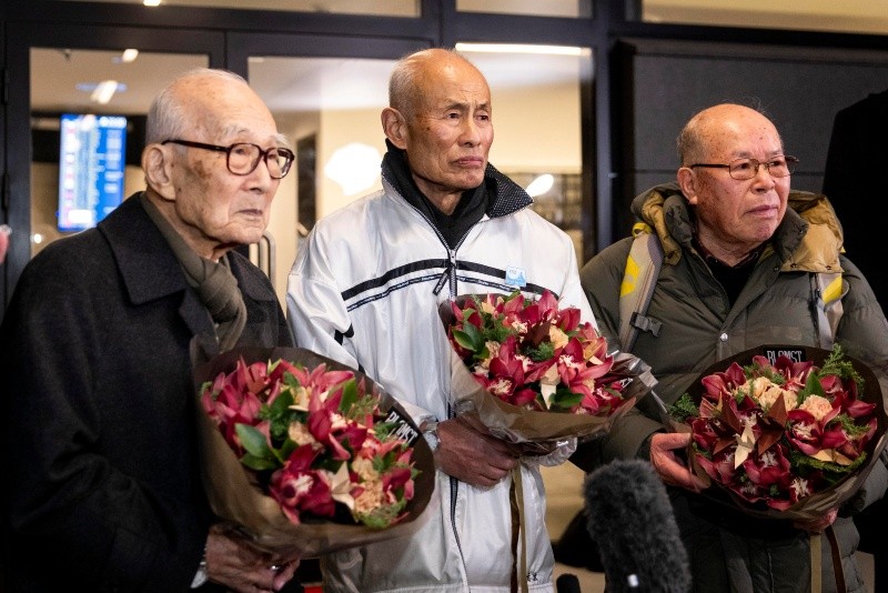 Toshiyuki Mimaki, director representante, el activista Terumi Tanaka, secretario general, y Shigemitsu Tanaka, codirector del grupo Nihon Hidankyo. EFE/ A. Pedersen Giske 