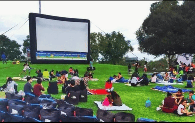 Lleva una manta para estar más cómodo y, si te apetece, algo de comida para hacer la experiencia aún más especial. FACEBOOK / Cinemalive.