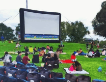 Lleva una manta para estar más cómodo y, si te apetece, algo de comida para hacer la experiencia aún más especial. FACEBOOK / Cinemalive.