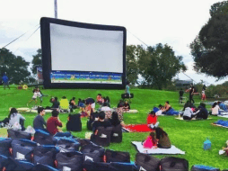 Lleva una manta para estar más cómodo y, si te apetece, algo de comida para hacer la experiencia aún más especial. FACEBOOK / Cinemalive.