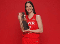 Caitlin Clark recibió el premio de 'Novata del Año' por su desempeño con Inidana Fever. X / @IndianaFever