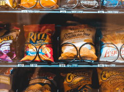 El consumo frecuente de alimentos ultraprocesados no solo está relacionado con el aumento de peso y enfermedades metabólicas, sino que también representa un riesgo significativo para la salud intestinal y el desarrollo de cáncer de colon.  CANVA