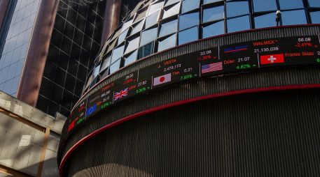 En la jornada, el peso mexicano se apreció un 0.82 % frente al dólar, al cotizar en 18.03 unidades por billete verde, frente a los 18.18 en la jornada anterior, según datos del Banco de México. NTX / ARCHIVO