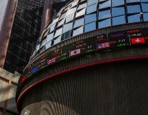 En la jornada, el peso mexicano se depreció un 0.15 % frente al dólar, al cotizar en 17.61 unidades por billete verde, frente a los 17.58 en la jornada anterior, según datos del Banco de México. NTX / ARCHIVO