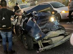 Los servicios de emergencia, incluyendo bomberos, paramédicos y policías, acudieron rápidamente al lugar del accidente para auxiliar a los heridos y controlar la situación. ESPECIAL