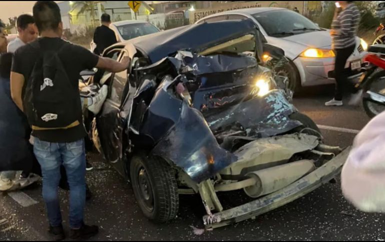 Los servicios de emergencia, incluyendo bomberos, paramédicos y policías, acudieron rápidamente al lugar del accidente para auxiliar a los heridos y controlar la situación. ESPECIAL