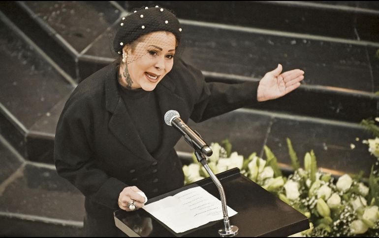 La cantante habla durante el funeral de su madre, la actriz Silvia Pinal, en el Palacio de Bellas Artes de la Ciudad de México, el 30 de noviembre de 2024. AFP