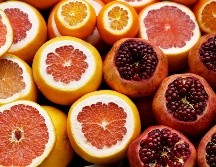 Pese a que esta fruta es altamente beneficiosa, es importante considerar sus posibles interacciones con ciertos medicamentos. UNSPLASH / Isra E