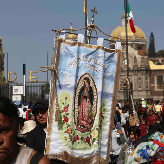 ¿Qué representa el manto de la Virgen de Guadalupe?