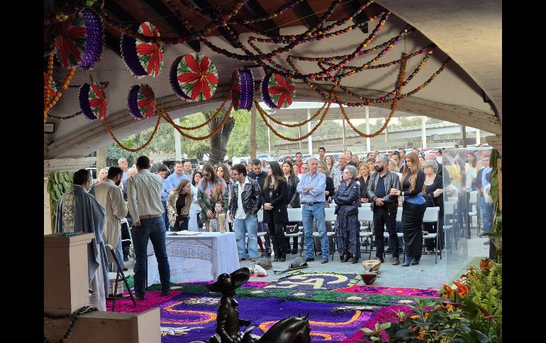 La familia Fernández Abarca desde el rancho Los Tres Potrillos honró la memoria de Vicente Fernández con una misa a cargo del padre Julio César Ceja, previamente el Grupo Danza Azteca de Guadalajara desarrolló también un ritual en su honor. EL INFORMADOR / K. Esparza