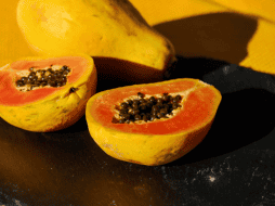La papaya está compuesta principalmente por agua. Pixabay.