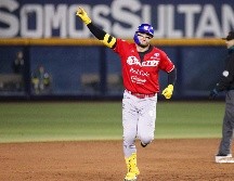 Tirso Ornelas se voló la barda en la décima entrada y se llevó por delante a Jack Mayfield. CORTESÍA/Charros de Jalisco