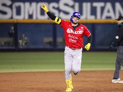 Tirso Ornelas se voló la barda en la décima entrada y se llevó por delante a Jack Mayfield. CORTESÍA/Charros de Jalisco