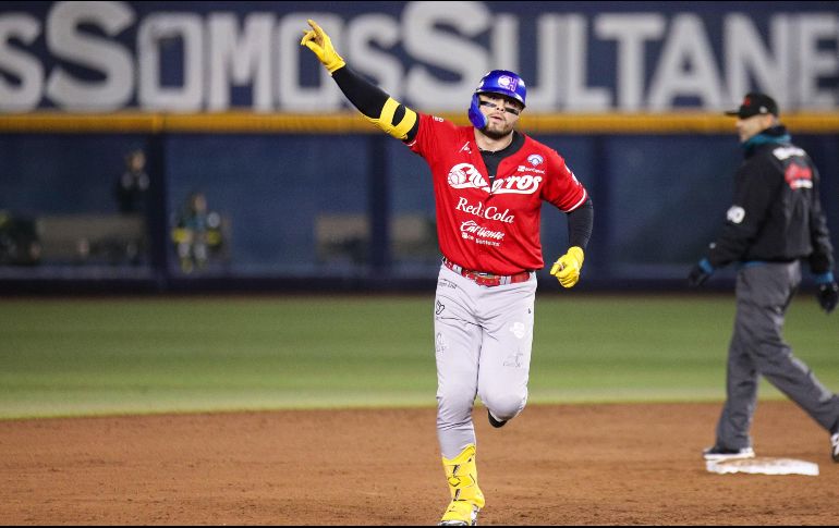 Tirso Ornelas se voló la barda en la décima entrada y se llevó por delante a Jack Mayfield. CORTESÍA/Charros de Jalisco