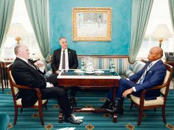 Tom Homan, charla con el alcalde neoyorquino, Eric Adams y Kenneth Genalo, del Departamento de Seguridad Nacional. EFE