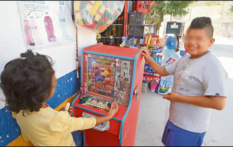 Tiendas y pequeños comercios continúan operando estos dispositivos para los niños y adolescentes, a pesar de estar prohibidos por ley y de los daños a la salud mental que genera la adicción al juego. EL INFORMADOR/Archivo