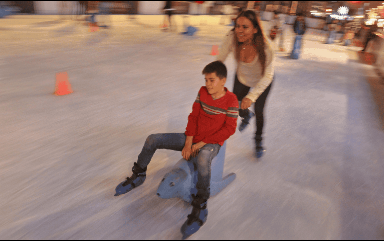 En esta época decembrina las y los capitalinos podrán disfrutar de las pistas de hielo. EL INFORMADOR/ ARCHIVO.