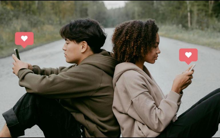 En un contexto donde las conexiones tienden a ser superficiales, la psicóloga Alaleh Nejafian nos invita a enfocarnos en el compromiso y el cuidado en lugar de la inmediatez.ESPECIAL/Pexels y Canva