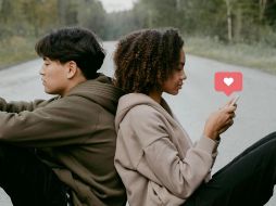 En un contexto donde las conexiones tienden a ser superficiales, la psicóloga Alaleh Nejafian nos invita a enfocarnos en el compromiso y el cuidado en lugar de la inmediatez.ESPECIAL/Pexels y Canva