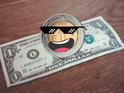 Este retroceso del dólar ocurre a pesar de los débiles datos sobre la producción industrial en México. Unnsplash / Canva