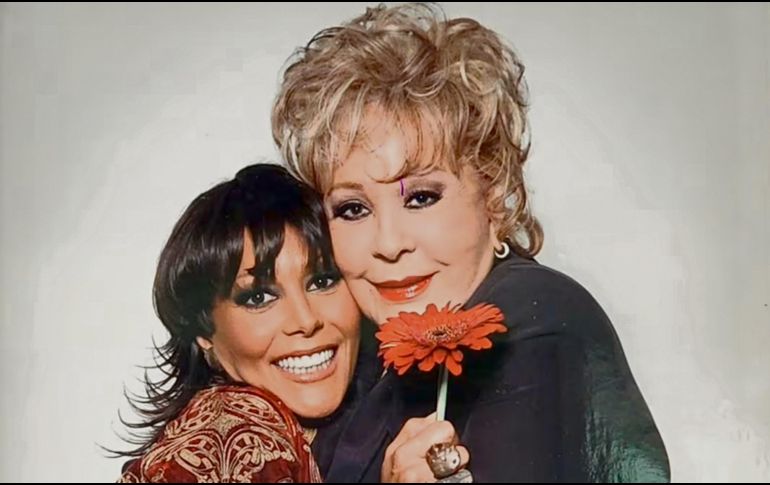 Alejandra Guzmán posa abrazada a su mamá, Silvia Pinal. EL UNIVERSAL