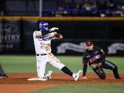 Julián Ornelas llega safe a la segunda base durante la quinta entrada, en el siguiente turno sería impulsado por Japhet Amador para iniciar la paliza en un juego que hasta entonces estaba equilibrado. CORTESÍA/Charros de Jalisco