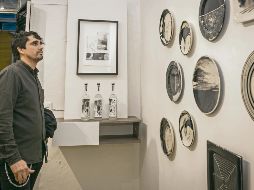 Miguel Saldaña admira la obra expuesta en Espacio 1380. ESPECIAL/ Jorge Soltero