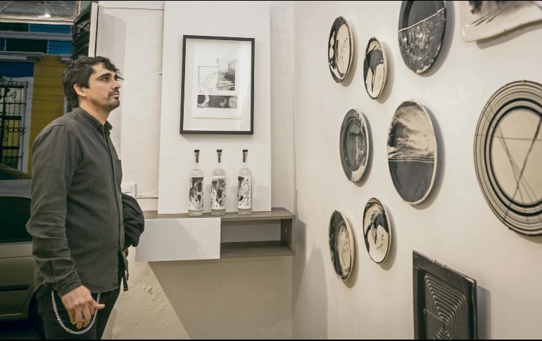 Miguel Saldaña admira la obra expuesta en Espacio 1380. ESPECIAL/ Jorge Soltero