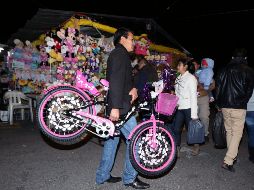 Durante la semana de las fiestas, las personas tienen la posibilidad de acudir a los tianguis nocturnos para visitar los puestos de alimentos, conseguir insumos para la preparación de alimentos, y cómo no, los regalos. NTX / ARCHIVO