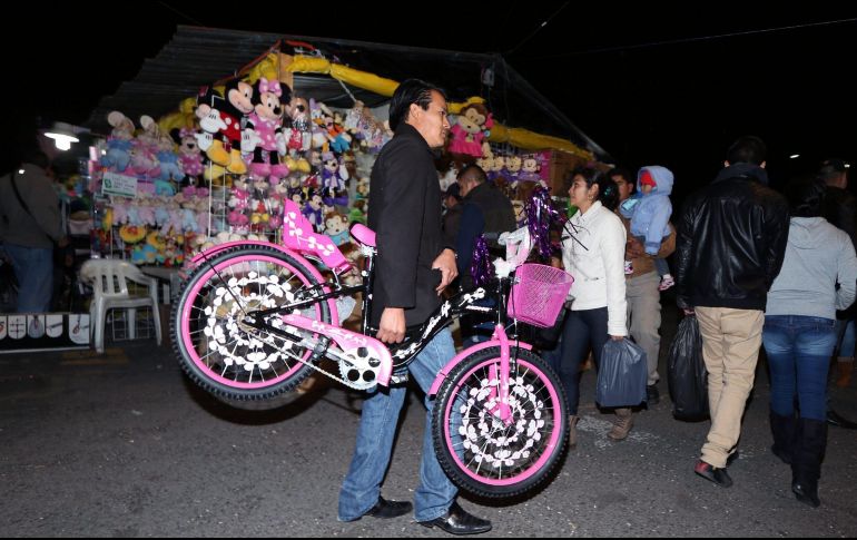 Durante la semana de las fiestas, las personas tienen la posibilidad de acudir a los tianguis nocturnos para visitar los puestos de alimentos, conseguir insumos para la preparación de alimentos, y cómo no, los regalos. NTX / ARCHIVO