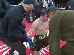 Surace celebra con su equipo tras cristalizar una de las grandes sorpresas del año boxístico. ESPECIAL