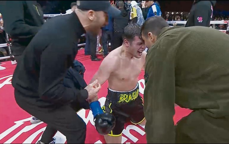 Surace celebra con su equipo tras cristalizar una de las grandes sorpresas del año boxístico. ESPECIAL