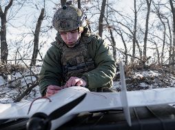 Soldado ucraniano alista un dron para atacar suelo ruso. EFE/M. Senovilla
