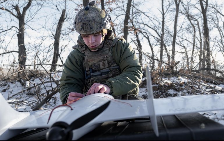 Soldado ucraniano alista un dron para atacar suelo ruso. EFE/M. Senovilla