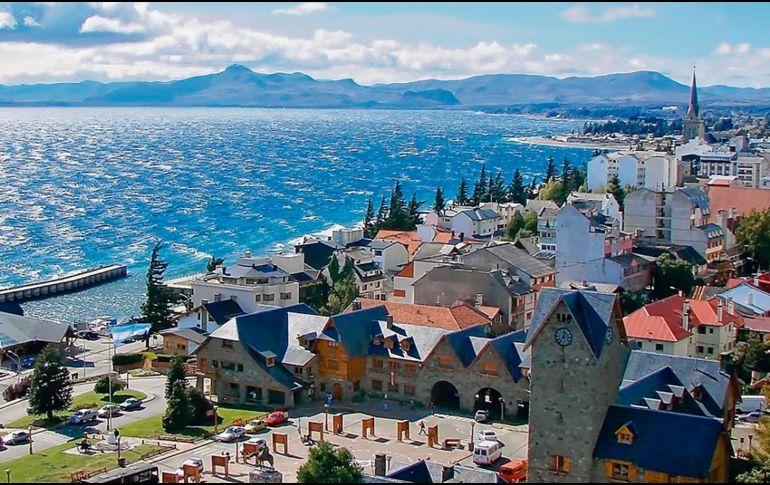 Bariloche. Destaca por sus paseos por el lago Nahuel Huapi, el Bosque de Arrayanes y el Camino de los Siete Lagos. ESPECIAL