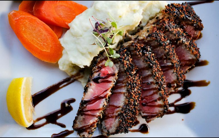 Además de los omega-3, el atún contiene vitaminas esenciales como la A y la D. UNSPLASH / C. JO