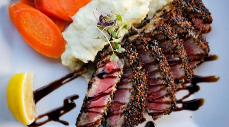 Además de los omega-3, el atún contiene vitaminas esenciales como la A y la D. UNSPLASH / C. JO